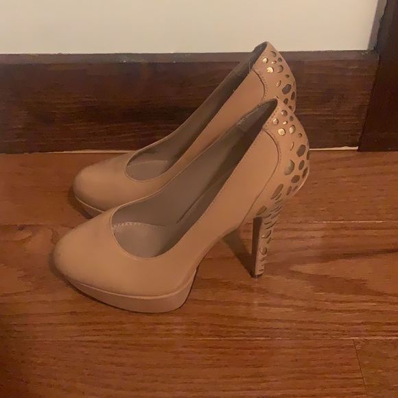 Vince Camuto beige heels - Picture 2 of 4